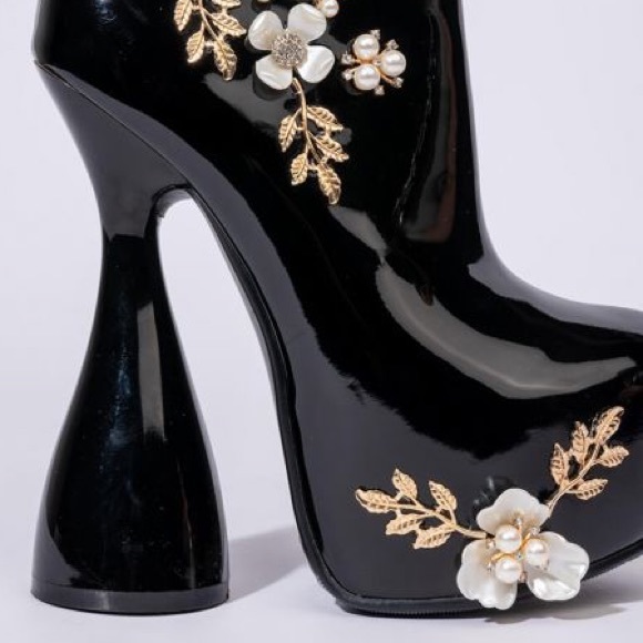 Azalea Wang 3-D Pearl & Gold Flower Black Vegan Patent Leather Chunky Pl… - Picture 5 of 5